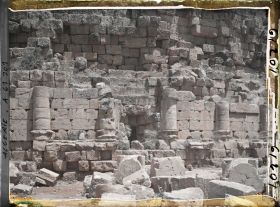 Image représentant L'entrée du tombeau de la Chrétienne, située sur la façade sud-est