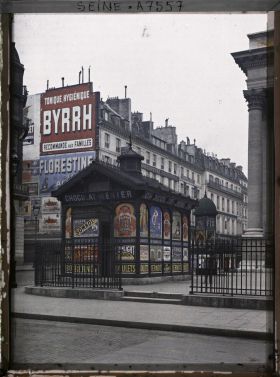 Image représentant La place de la Bourse, vue de la rue Notre-Dame-des-Victoires