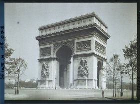 Image représentant L'arc de Triomphe place de l'Etoile vu de l'avenue Foch