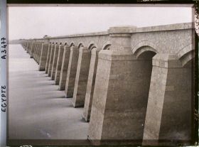 Image représentant Sur les hauteurs du barrage hydraulique, en aval