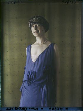 Image représentant https://musee-albert-kahn.s-museum.fr/home/NWQ2OTAwYzNmYjZlZTk1ZWQwODJmMjY4L2dlbmVyaWMtbm90aWNlLXRhYi9hdXRob3JpdHkvNjE3YTc5ZjVjZjhiODk2OGIzMzM3ZDIx/5d6900c3fb6ee95ed082f268/generic-notice-tab/authority/617a79ebcf8b8968b3336994 Madame Charles Broquet