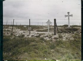 Image représentant France, Neuville-St-Vaast, Tombe de Soldats Canadiens tués à Vimy le 9 Avril 1917