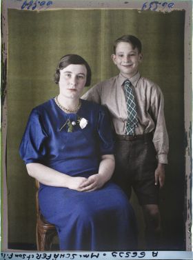 Image représentant https://musee-albert-kahn.s-museum.fr/home/NWQ2OTAwYzNmYjZlZTk1ZWQwODJmMjY4L2dlbmVyaWMtbm90aWNlLXRhYi9hdXRob3JpdHkvNjE3YTc5ZjVjZjhiODk2OGIzMzM3ZDIx/5d6900c3fb6ee95ed082f268/generic-notice-tab/authority/617a79ebcf8b8968b333774a Madame Schäfer et  https://musee-albert-kahn.s-museum.fr/home/NWQ2OTAwYzNmYjZlZTk1ZWQwODJmMjY4L2dlbmVyaWMtbm90aWNlLXRhYi9hdXRob3JpdHkvNjE3YTc5ZjVjZjhiODk2OGIzMzM3ZDIx/5d6900c3fb6ee95ed082f268/generic-notice-tab/authority/617a79ebcf8b8968b333774b son fils