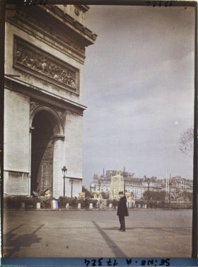 Image représentant Le Cénotaphe dédié aux morts pour la patrie sous l'Arc de Triomphe pour les fêtes de la Victoire des 13 et 14 juillet 1919