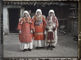 Image représentant Chez le riche Serbe, trois filles de Smiljevo et la petite fille de la maison en costume plutôt citadin