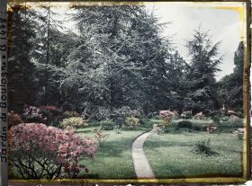 Image représentant Chemin sillonnant vers l'ouest, à travers la pelouse ornée d'arbustes colorés qui entoure le marais