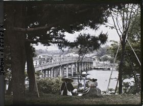 Image représentant La petite section du double pont Karahashi sur la Setagawa, vu de l'îlot central