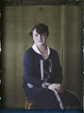 Image représentant https://musee-albert-kahn.s-museum.fr/home/NWQ2OTAwYzNmYjZlZTk1ZWQwODJmMjY4L2dlbmVyaWMtbm90aWNlLXRhYi9hdXRob3JpdHkvNjE3YTc5ZjVjZjhiODk2OGIzMzM3ZDIx/5d6900c3fb6ee95ed082f268/generic-notice-tab/authority/617a79ebcf8b8968b3337a9c Madame Winstel