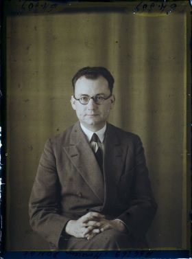 Image représentant https://musee-albert-kahn.s-museum.fr/home/NWQ2OTAwYzNmYjZlZTk1ZWQwODJmMjY4L2dlbmVyaWMtbm90aWNlLXRhYi9hdXRob3JpdHkvNjE3YTc5ZjVjZjhiODk2OGIzMzM3ZDIx/5d6900c3fb6ee95ed082f268/generic-notice-tab/authority/617a79ebcf8b8968b3336bca Monsieur Dongé