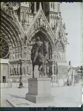 Image représentant France, Reims, Statue de Jeanne d'Arc et porche de la Cathédrale