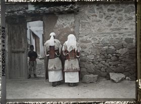 Image représentant Deux femmes villageoises de Smilevo, près de Monastir, vues de dos