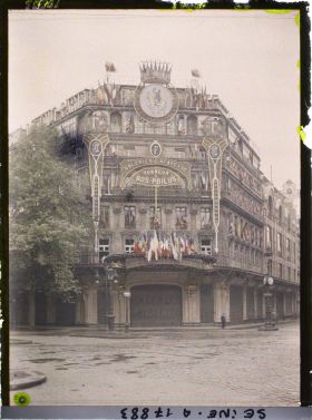 Image représentant Décorations en l'honneur des Poilus aux Galeries Lafayette, à l'angle du boulevard Haussmann et de la rue de la Chaussée-d'Antin