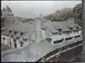 Image représentant Les lavoirs de la Garenne ; à gauche, la tour du Connétable ; au loin, la flèche de l'église Saint-Patern