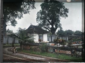 Image représentant Un angle du bassin Thien-quang-tinh (" Puits où se reflète l'éclat pur du ciel "), dans la troisième cour du temple confucéen de la " Culture littéraire ", dans le quartier de la Citadelle (route de Sinh-tu)
