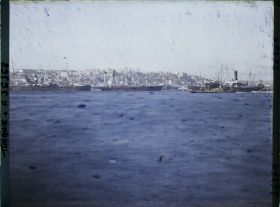 Image représentant Paquebots et autres bateaux au port, dans la Corne d'Or, vers le quartier de Pera