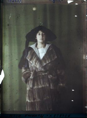 Image représentant https://musee-albert-kahn.s-museum.fr/home/NWQ2OTAwYzNmYjZlZTk1ZWQwODJmMjY4L2dlbmVyaWMtbm90aWNlLXRhYi9hdXRob3JpdHkvNjE3YTc5ZjVjZjhiODk2OGIzMzM3ZDIx/5d6900c3fb6ee95ed082f268/generic-notice-tab/authority/617a79ebcf8b8968b3337667 Madame Rich