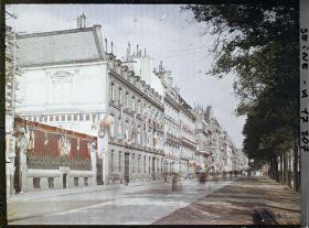 Image représentant L'avenue des Champs-Elysées décorée pour le 14 juillet, au niveau du numéro 25 (actuel hôtel de la Païva)