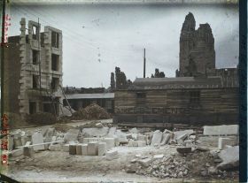 Image représentant France, Arras, Reconstructions rue St Gerié et ruines du Beffroi
