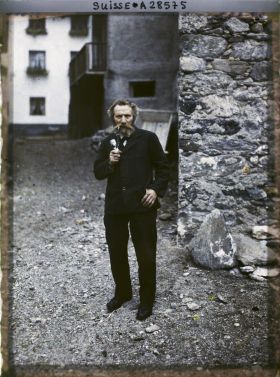 Image représentant Un paysan romanche pose dans une rue