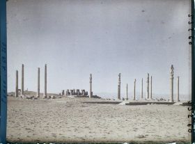 Image représentant Vestiges de l'Apadana (Hall d'audience de Darius 1er, fin du VIe siècle avant J.-C.). Au fond, le palais de Darius