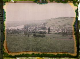 Image représentant Ile de France, Vetheuil, Champ de blé et vue sur le village et la boucle de la Seine
