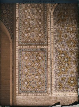 Image représentant La Madreseh Mader-i-Chah, école coranique dite "de la mère du Chah", détail d'un panneau de céramique
