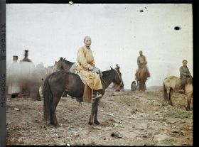 Image représentant Un cavalier sur une petite éminence sur la grande place du marché (cadrage plus serré)