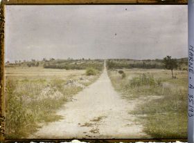 Image représentant France, Servon , Route de Servon à Varennes, au sommet, cote 166, limite de la zone de Combat la Gruerie, à l' est, St Thomas S-E vue prise à l'Est de Servon