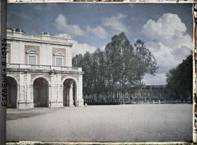 Image représentant Espagne, Aranjuez, L'aile droite du Palais d'Aranjuez avec sur la droite, le patio de los Officios
