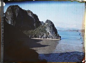 Image représentant Un panorama sur les rochers pris de la " Grotte des Merveilles " en direction de Hon-gai
