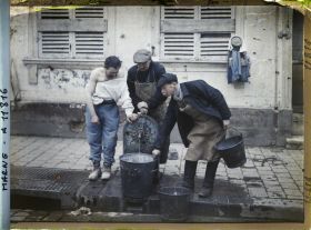 Image représentant France, Reims, Un soldat se débarbouille rue Cerès