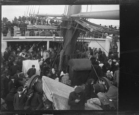 Image représentant La foule des émigrants sur l'entrepont, à l'avant du navire, dans l'attente de l'arrivée à New-York