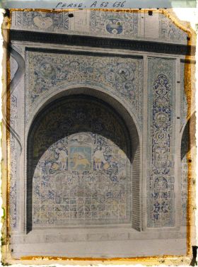 Image représentant Dans l'Arg (la citadelle royale), faïences au pied de l'une des tours de Shams-ol Emareh ("Soleil des Palais")