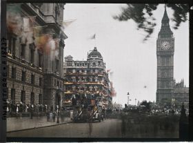 Image représentant Passage du défilé des troupes alliées au croisement entre Parliament Street et Bridge Street. A droite, la tour de l'Horloge du Palais de Westminster