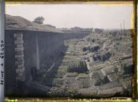Image représentant Les jardins ouvriers aux pieds des fortifications, porte de Saint-Ouen