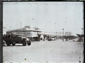 Image représentant Le départ de l'autocar Casablanca-Marrakech sur la place de France et les arcades du boulevard du 4ème zouave reliant la place au port
