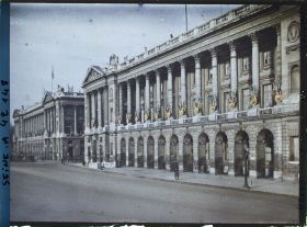 Image représentant L'hôtel de Crillon et l'hôtel de la Marine décorés des drapeaux alliés, place de la Concorde