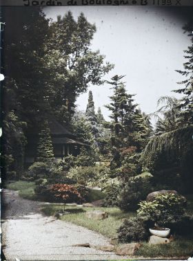 Image représentant Le " village japonais " vu depuis un croisement d'allées, proche de son entrée côté jardin anglais