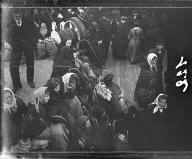 Image représentant Emigrants, probablement originaires d'Europe orientale, installés sur l'entrepont, dans l'attente de l'arrivée à New-York