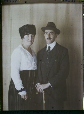 Image représentant https://musee-albert-kahn.s-museum.fr/home/NWQ2OTAwYzNmYjZlZTk1ZWQwODJmMjY4L2dlbmVyaWMtbm90aWNlLXRhYi9hdXRob3JpdHkvNjE3YTc5ZjVjZjhiODk2OGIzMzM3ZDIx/5d6900c3fb6ee95ed082f268/generic-notice-tab/authority/617a79ebcf8b8968b3337262 Monsieur Lévi Alvarez  et  https://musee-albert-kahn.s-museum.fr/home/NWQ2OTAwYzNmYjZlZTk1ZWQwODJmMjY4L2dlbmVyaWMtbm90aWNlLXRhYi9hdXRob3JpdHkvNjE3YTc5ZjVjZjhiODk2OGIzMzM3ZDIx/5d6900c3fb6ee95ed082f268/generic-notice-tab/authority/617a79ebcf8b8968b3337263 son épouse