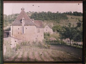 Image représentant France, St Eypirien, Groupe de maisons avec les 2 bouteilles