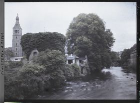Image représentant Les bords de l'Ellé avec à gauche la tour de l'église Sainte-Croix et au premier plan l'ancien pigeonnier de l'abbaye Sainte-Croix