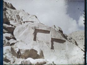 Image représentant Les inscriptions antiques Ganj-Nameh (le livre du trésor), sur les flancs du Kuh-e Alvand