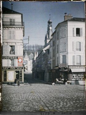 Image représentant La rue menant à l'Hôtel de Ville, au premier plan la tour Bahlan, ancien beffroi de la ville
