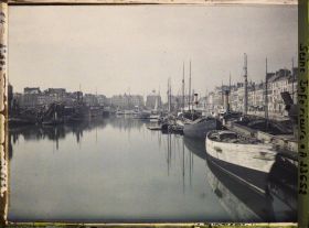 Image représentant Le Bassin du Commerce vu vers le théâtre