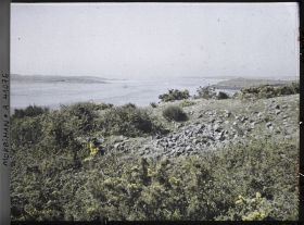 Image représentant Le sommet du tumulus de Gavrinis ; à l'arrière-plan, l'ouverture du golfe du Morbihan sur l'océan