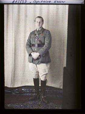 Image représentant Le capitaine  https://musee-albert-kahn.s-museum.fr/home/NWQ2OTAwYzNmYjZlZTk1ZWQwODJmMjY4L2dlbmVyaWMtbm90aWNlLXRhYi9hdXRob3JpdHkvNjE3YTc5ZjVjZjhiODk2OGIzMzM3ZDIx/5d6900c3fb6ee95ed082f268/generic-notice-tab/authority/617a79ebcf8b8968b3337086 Kohn