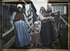 Image représentant Femme, fillettes et jeune fille en costume de l'île