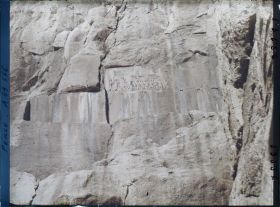 Image représentant Le monument de Darius 1er : bas-relief et inscriptions trilingues en cunéiformes, à 63 mètres de hauteur (521-524 avant J.-C.)