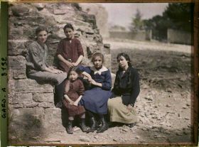 Image représentant Groupe de fillettes et jeunes filles